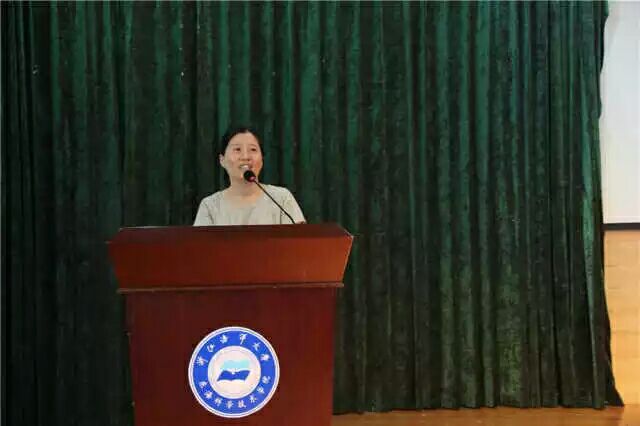 图为党委副书记应军老师上台致辞